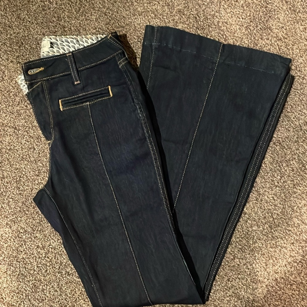 NWT Ariat high Rise Flare jeans 28R. Trouser hem. Front seam dark wash color.